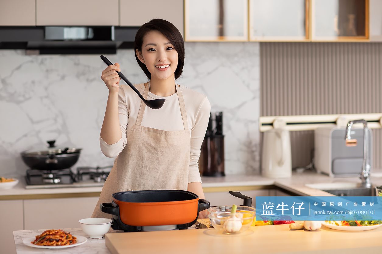 年轻女性居家做饭
