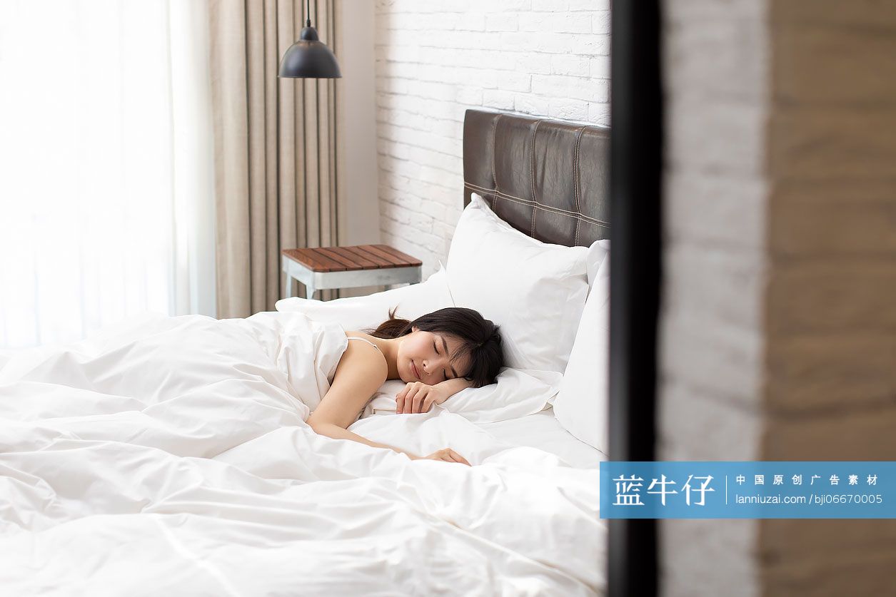 年轻女子躺在床上睡觉