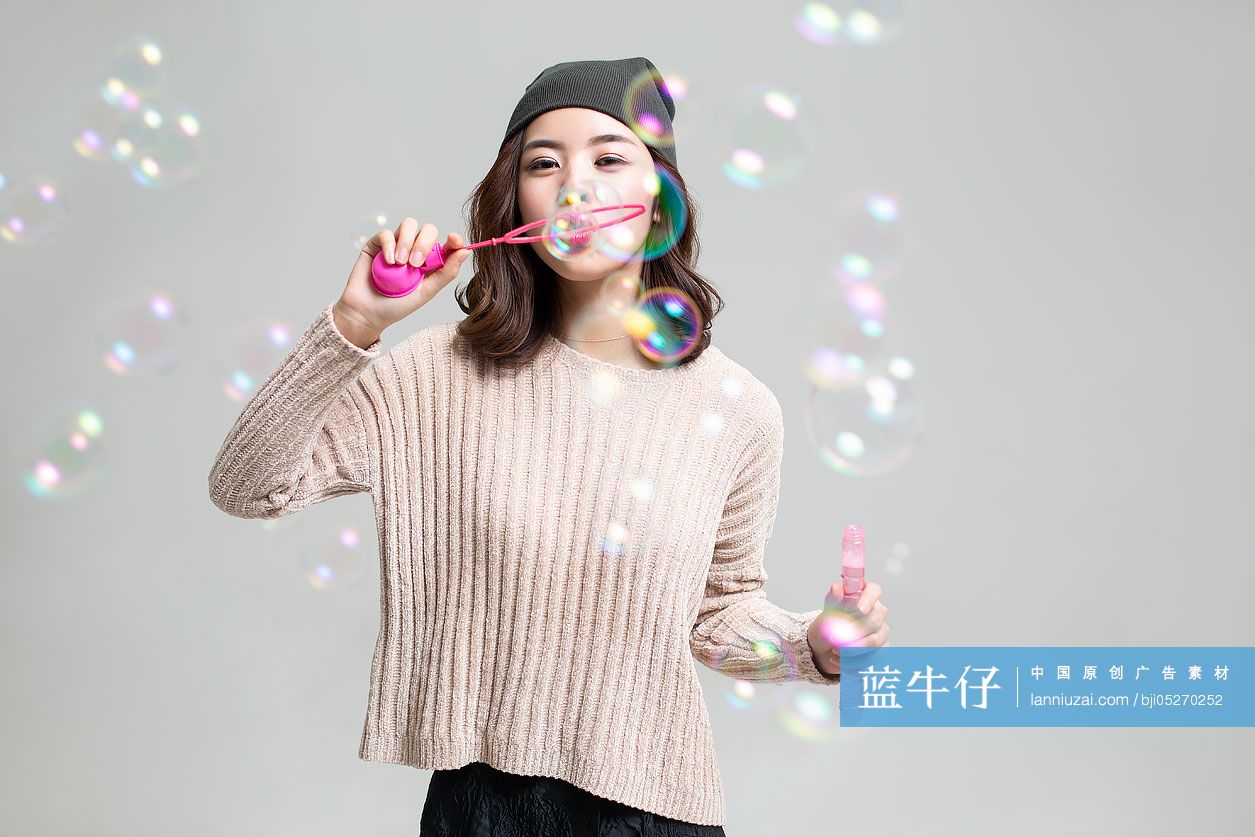 年轻女士吹泡泡