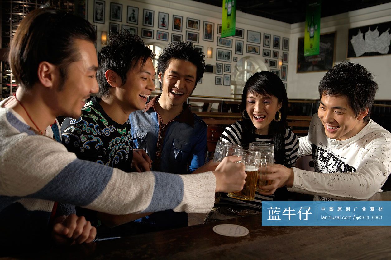 年轻人酒吧喝酒