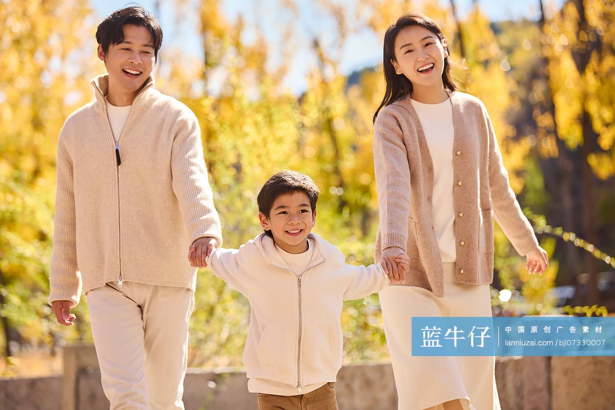 快乐的一家人在古镇旅游