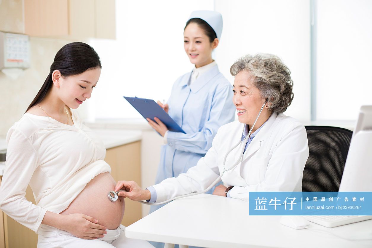 老医生给孕妇做检查