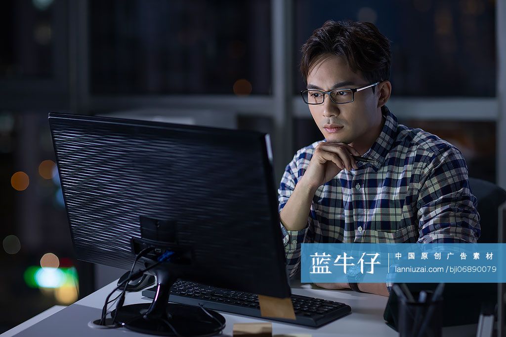 IT工程师在公司加班