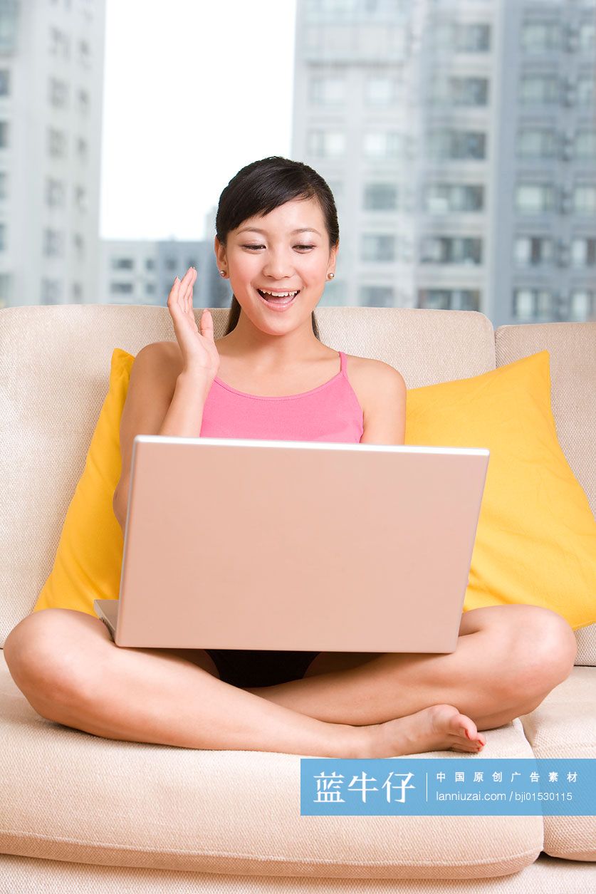 用电脑的年轻女子