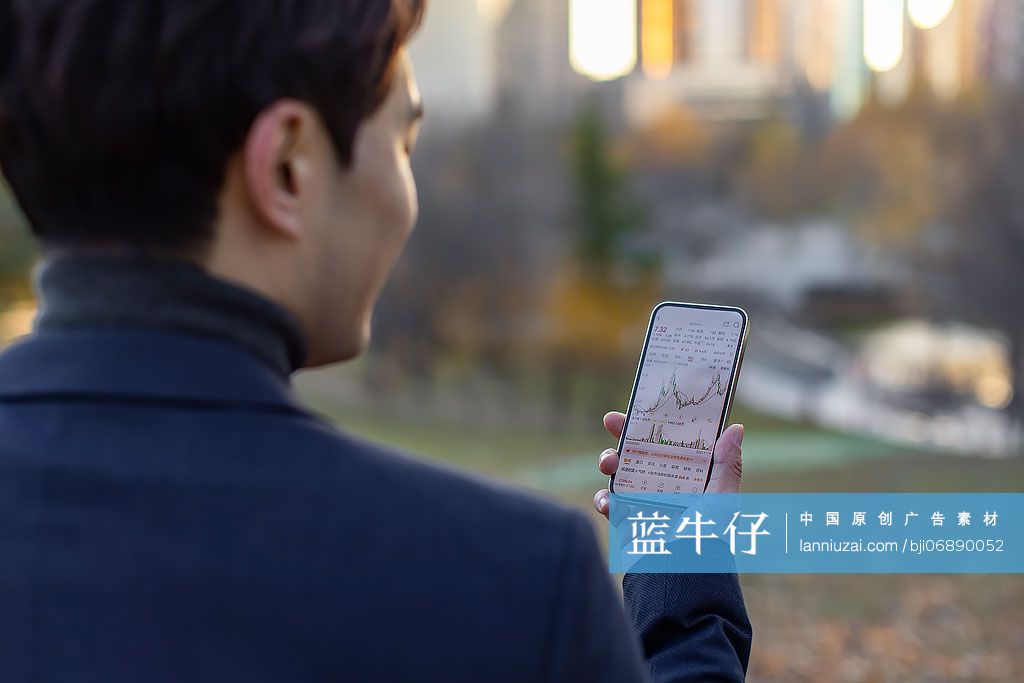 商务男子用手机查看股票行情