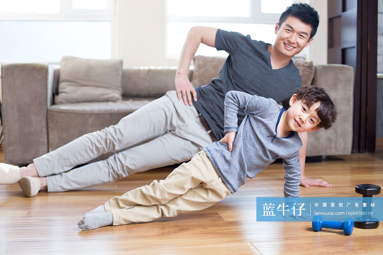 年轻父子在家健身-蓝牛仔影像-中国原创广告影像素材
