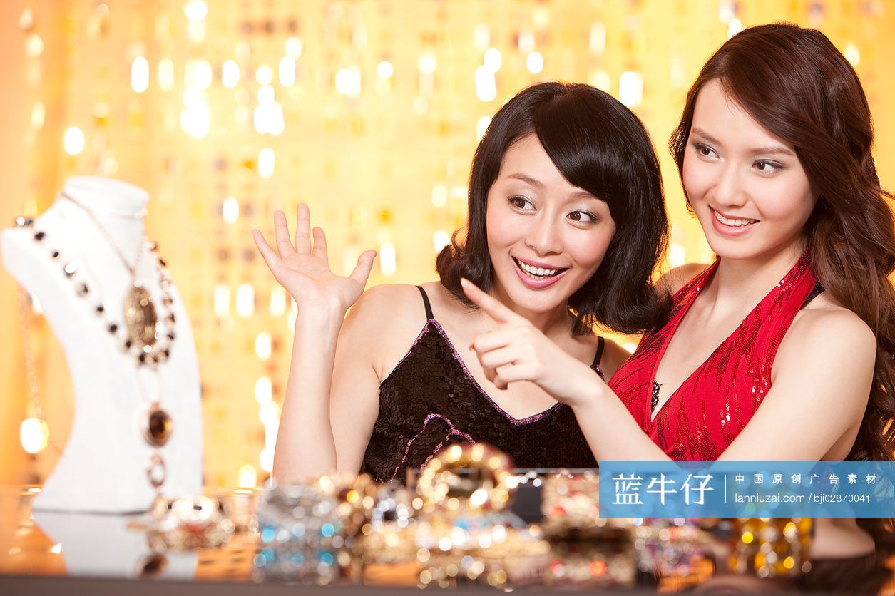时尚青年女士购买珠宝