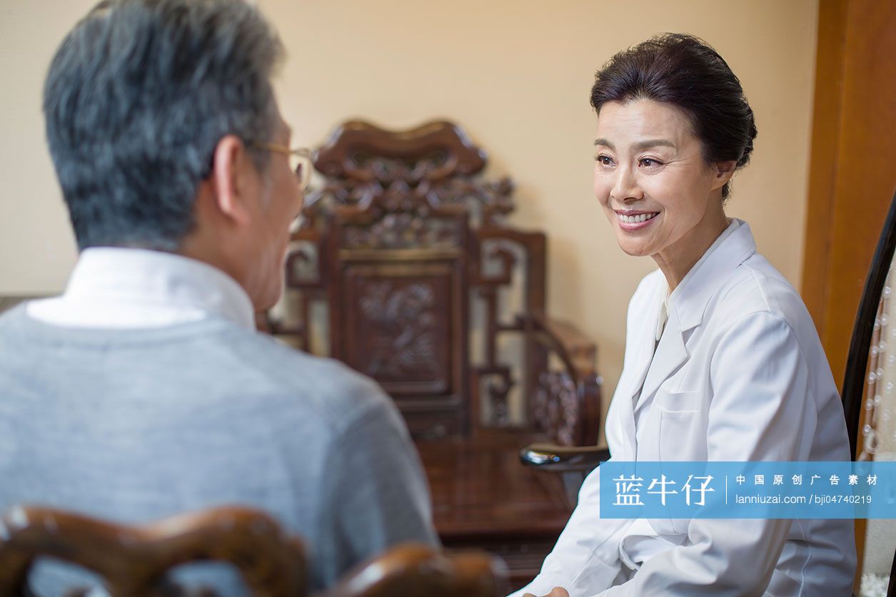 女中医和病人谈话