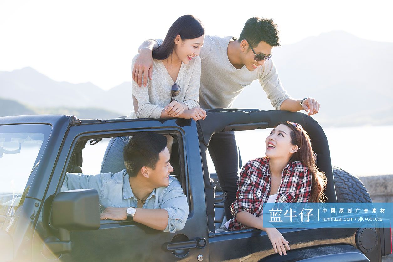 年轻人开吉普车出游
