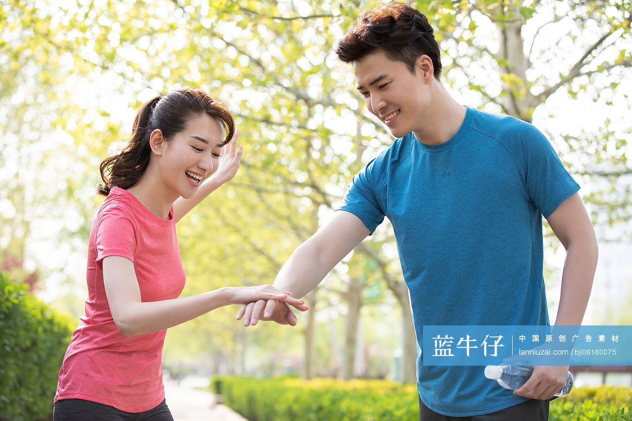 快乐的年轻情侣在公园健身