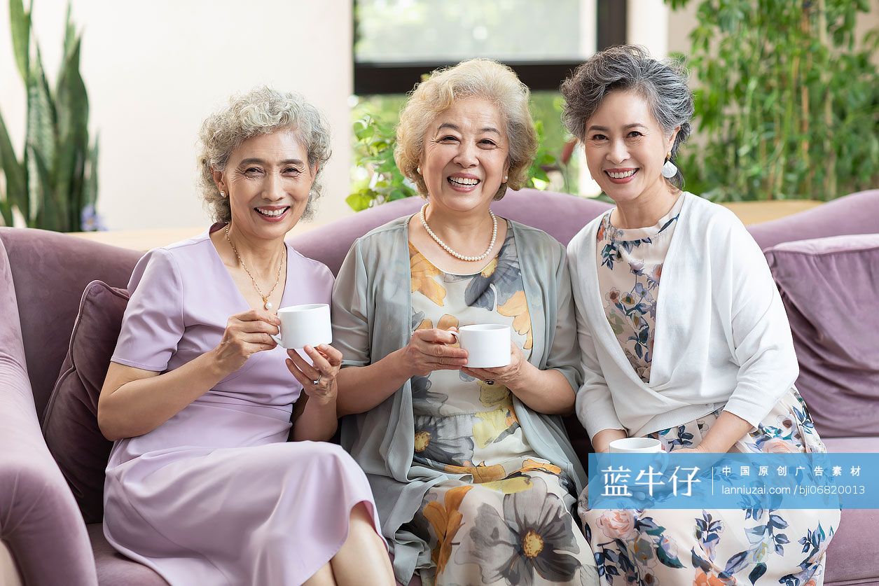 快乐的老年闺蜜在家喝咖啡聊天