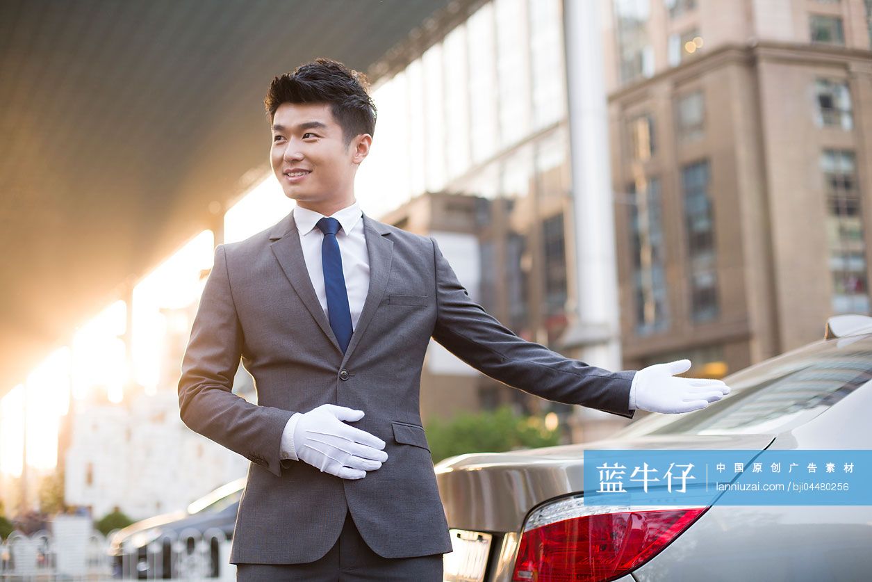 专车司机在车旁边礼貌问候