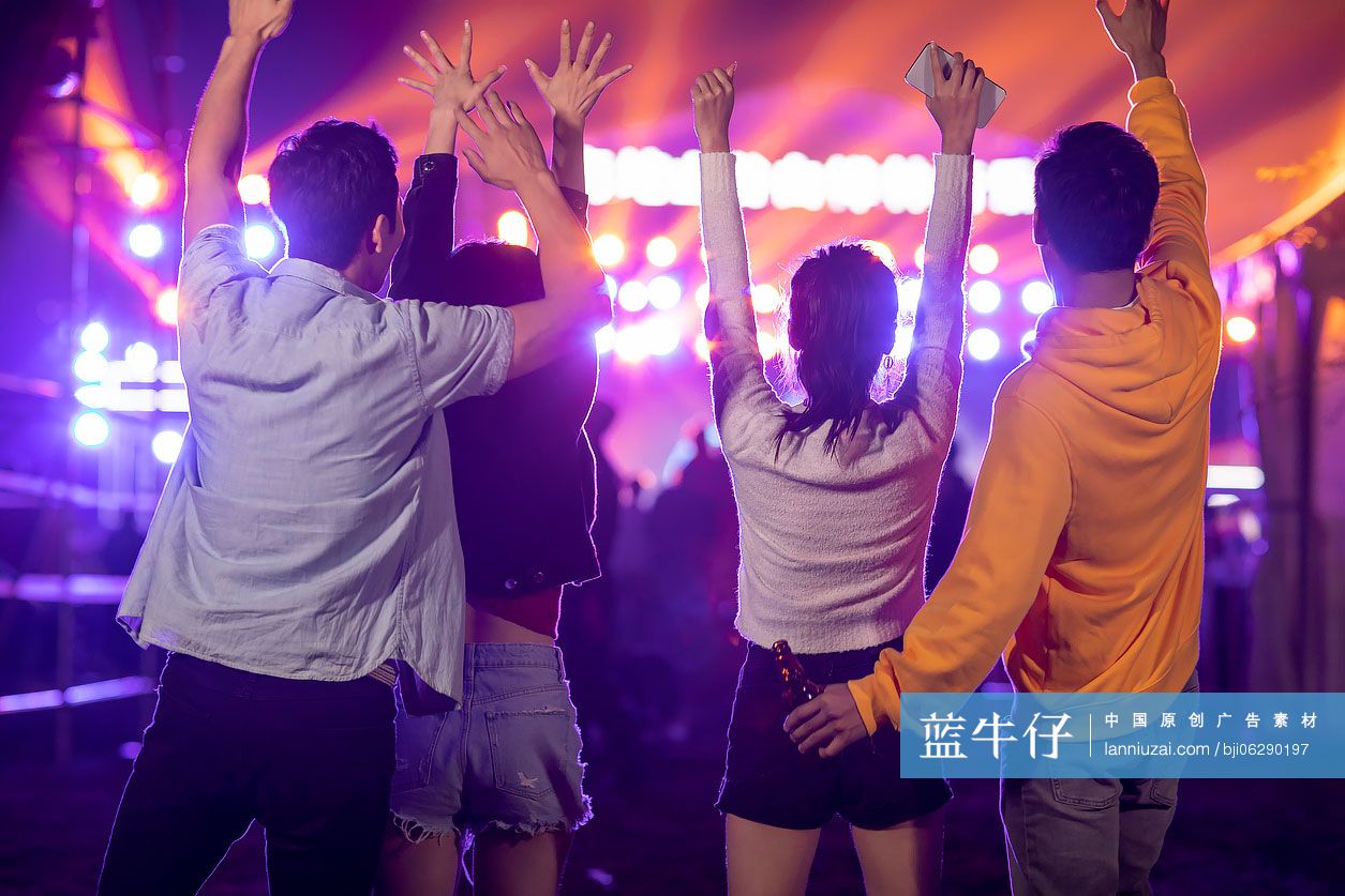 快乐的年轻朋友参加音乐节