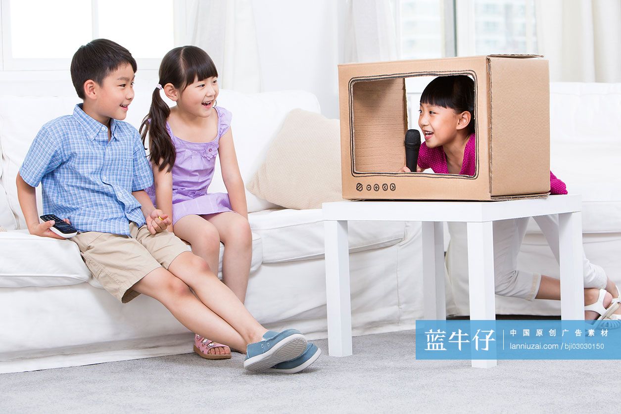 孩子们和纸做的玩具电视