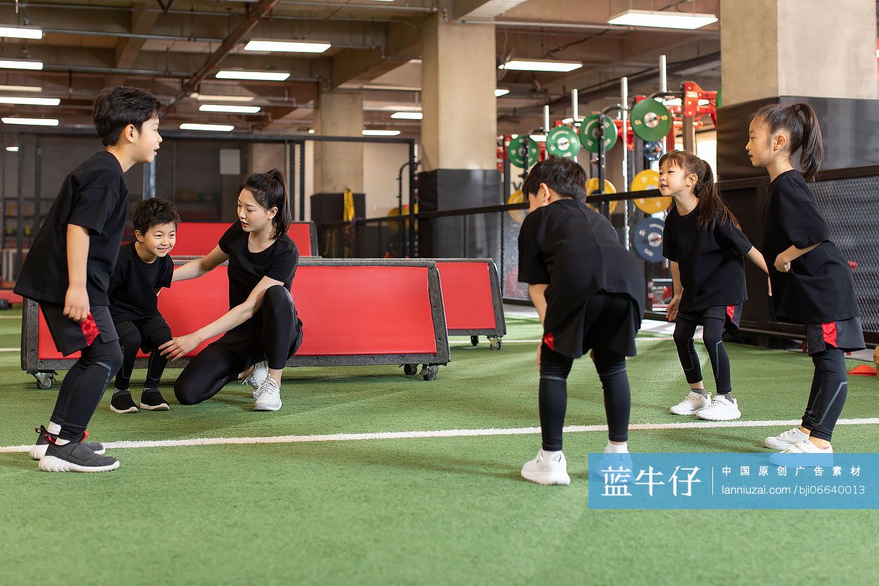 儿童在教练的指导下进行体能训练