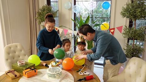 快乐家庭开生日派对