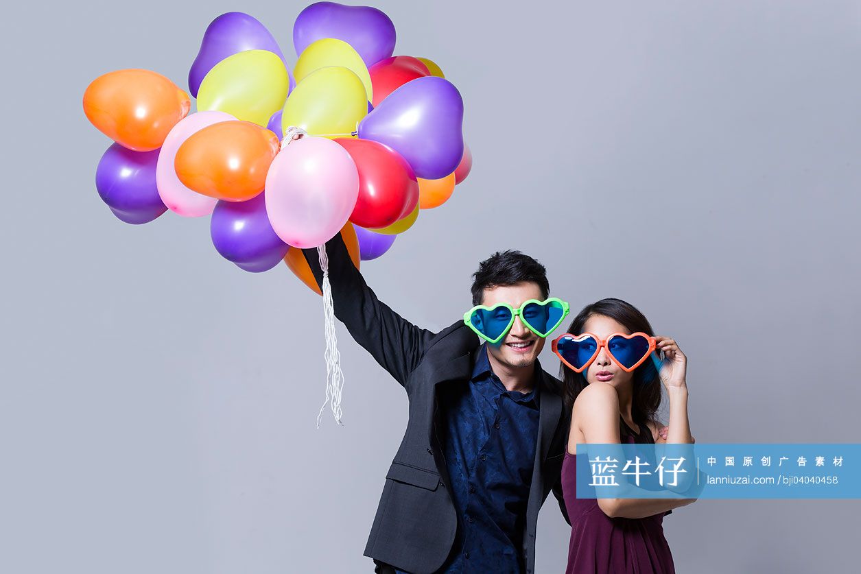 年轻情侣参加派对