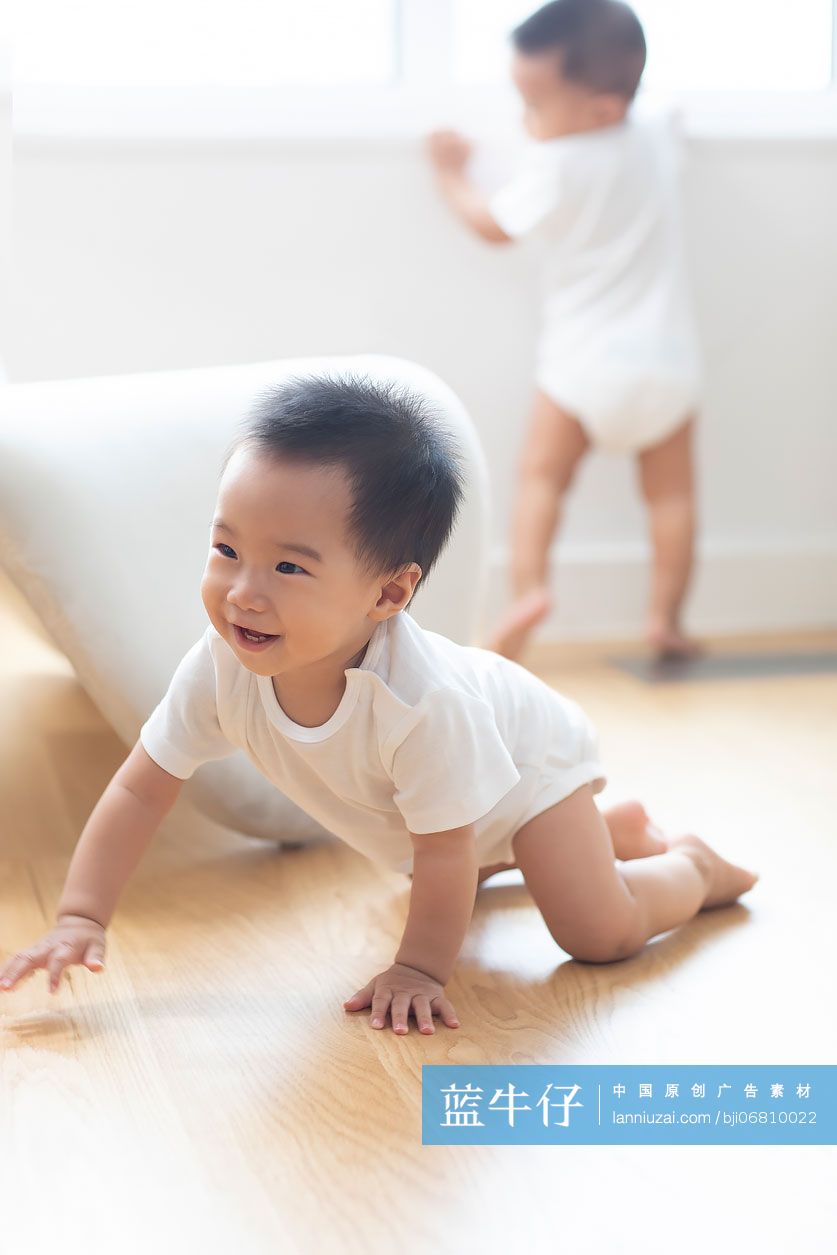 可爱的龙凤胎宝宝在家玩耍