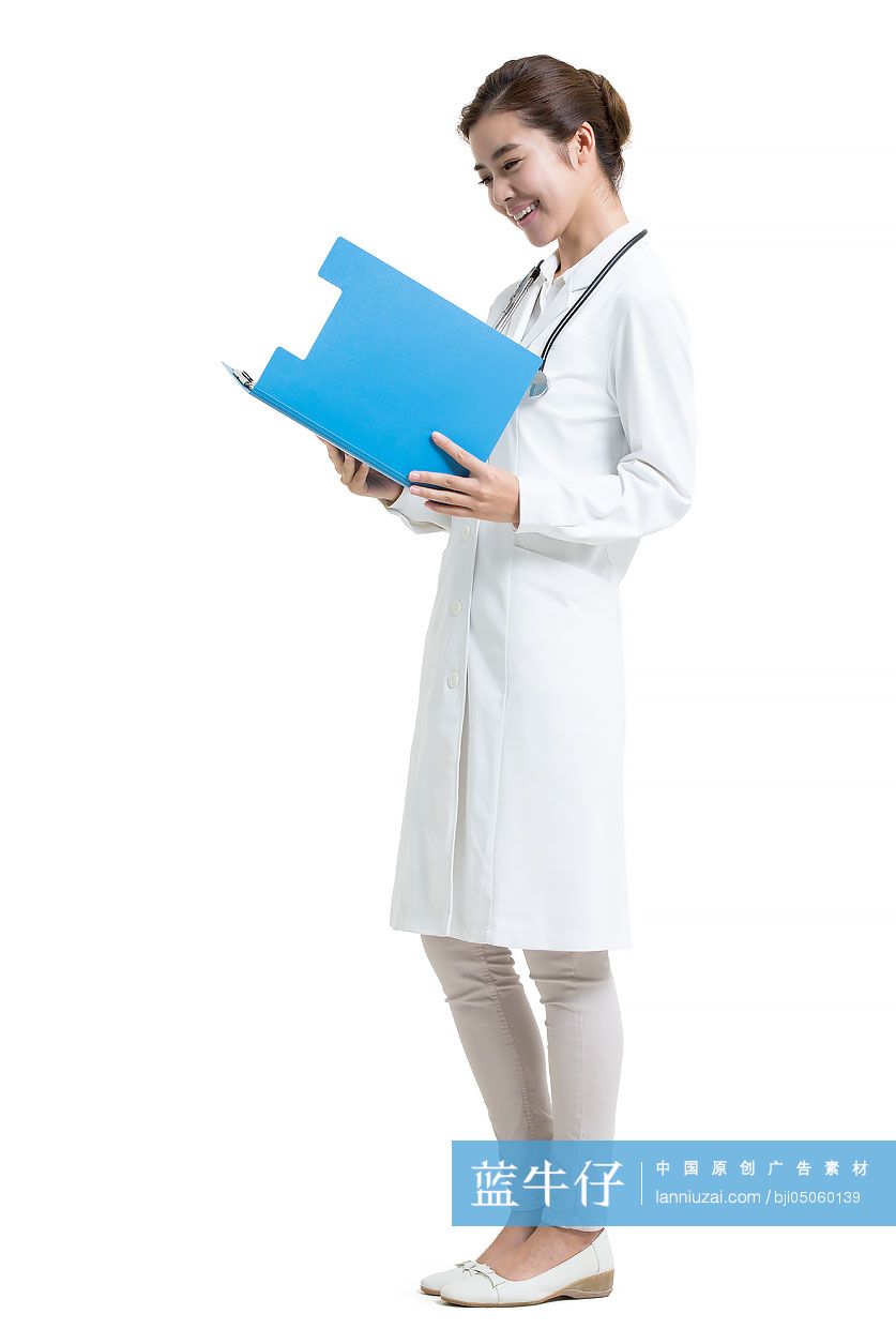 年轻女医生翻看病历