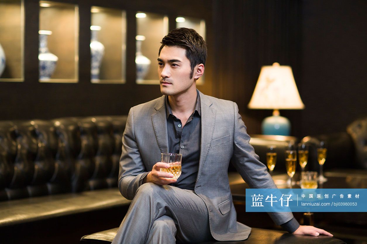 年轻商务男士在沉思-蓝牛仔影像-中国原创广告影像素材