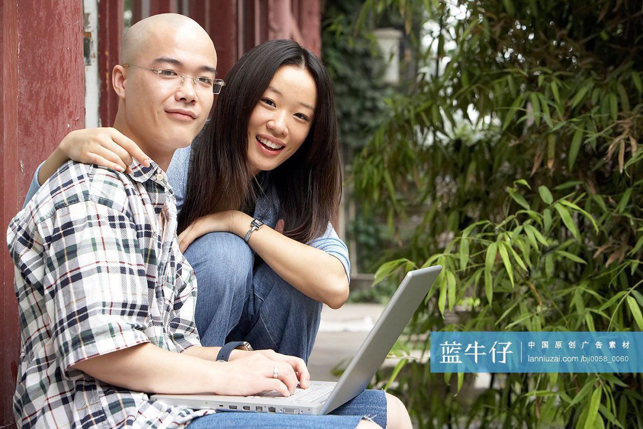 年轻情侣玩电脑-蓝牛仔影像-中国原创广告影像素材