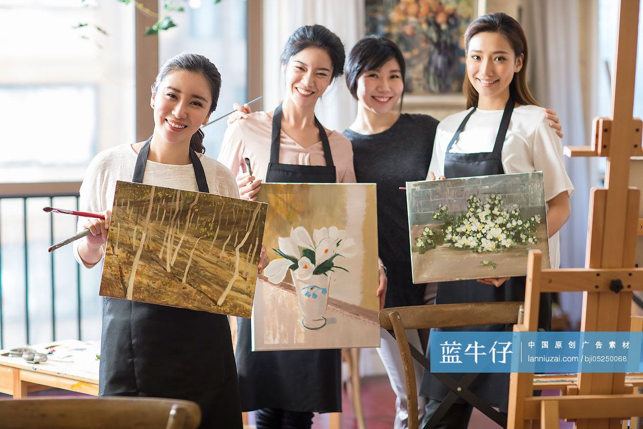 美术老师教年轻女子画画