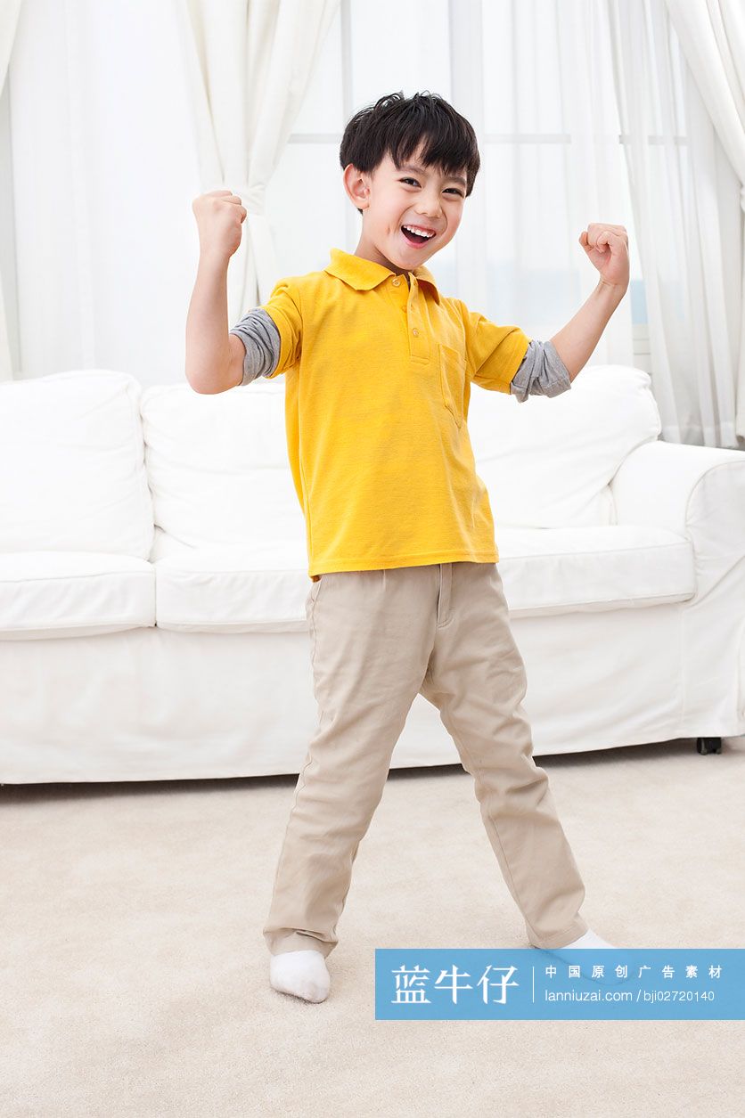 小男孩显示力量