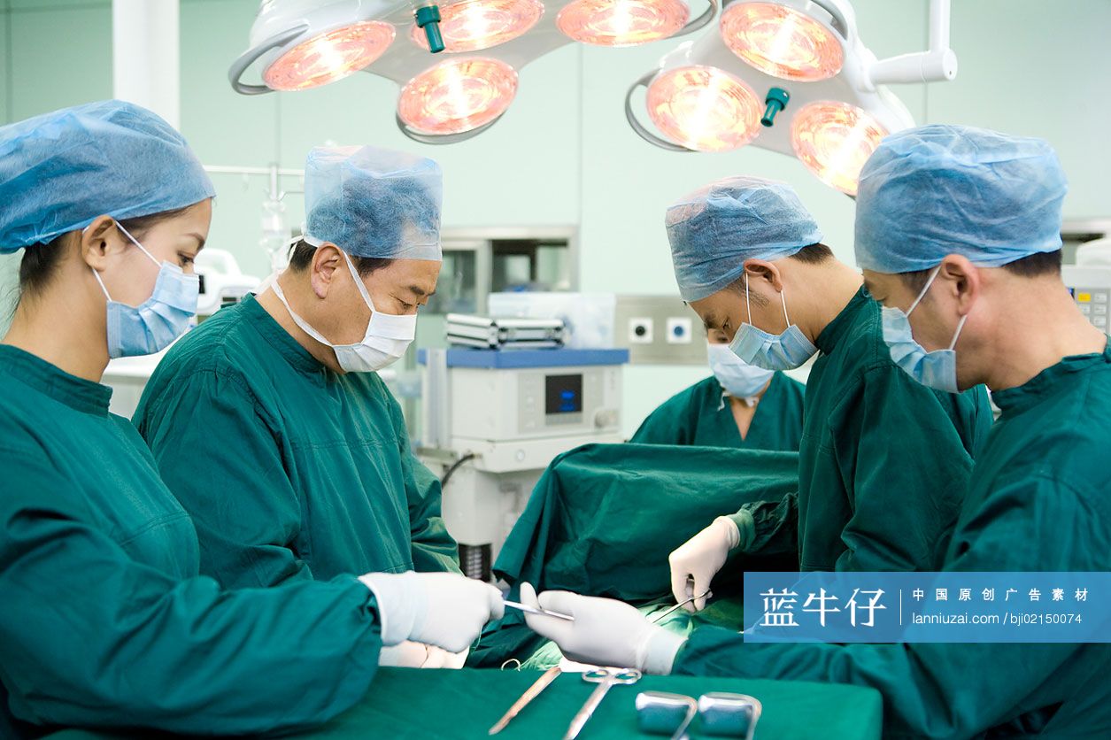 医生在手术室做手术