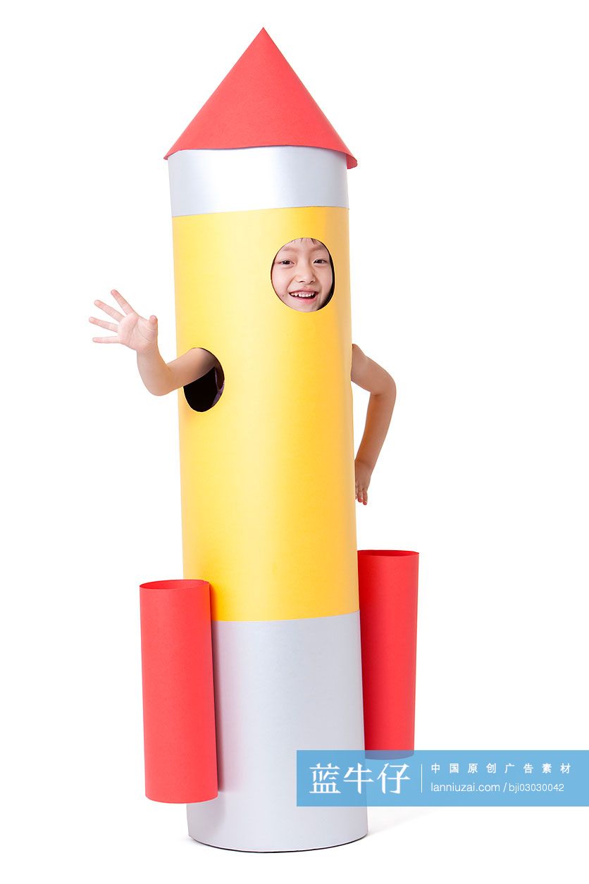 小女孩和玩具火箭