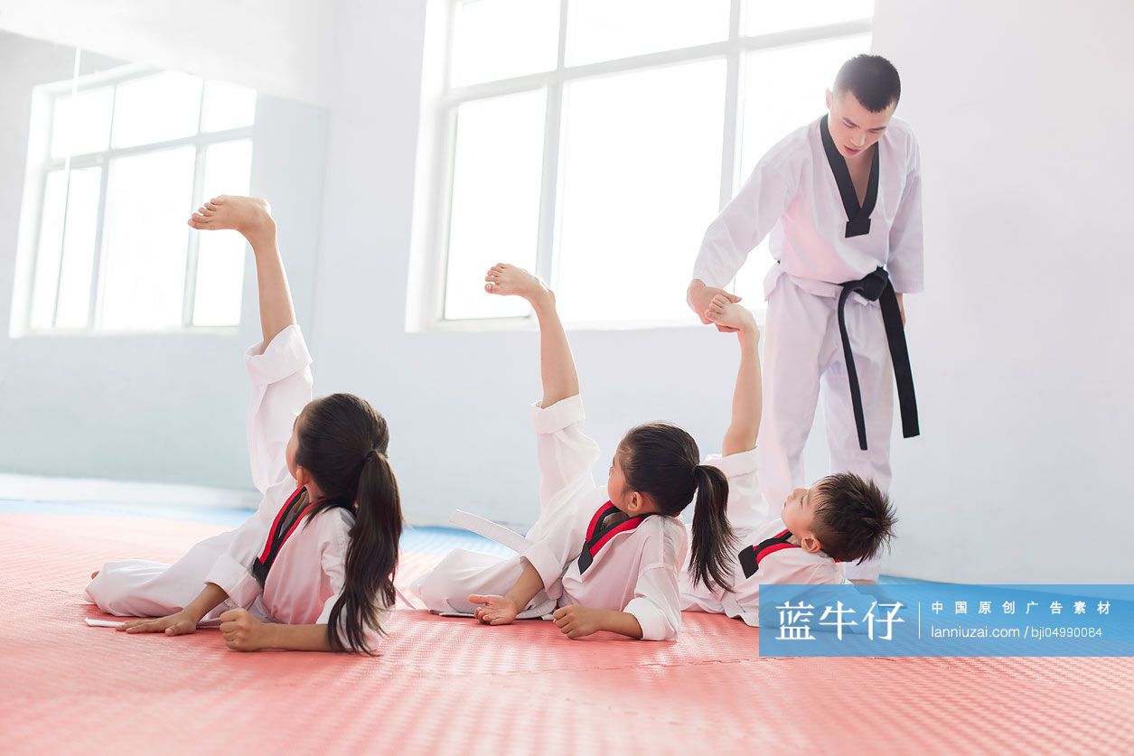 年轻教练教儿童跆拳道