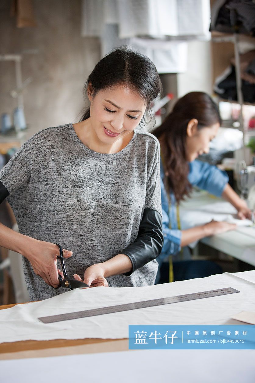 两个服装设计师在工作室工作