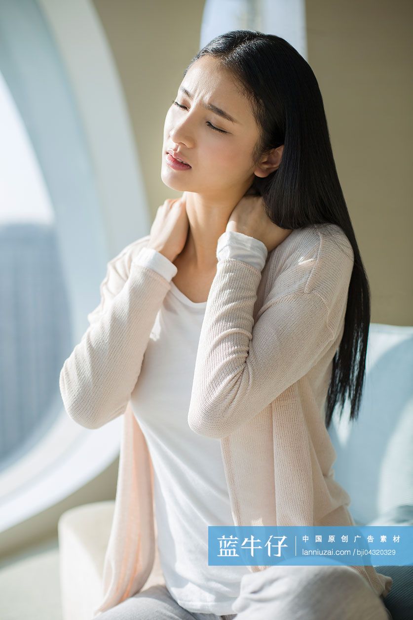 年轻女子肩膀疼