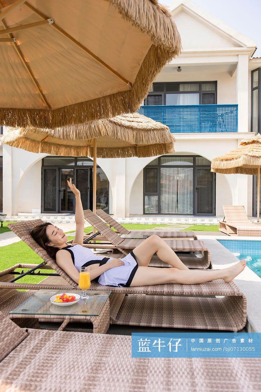 年轻女子在躺椅上休息