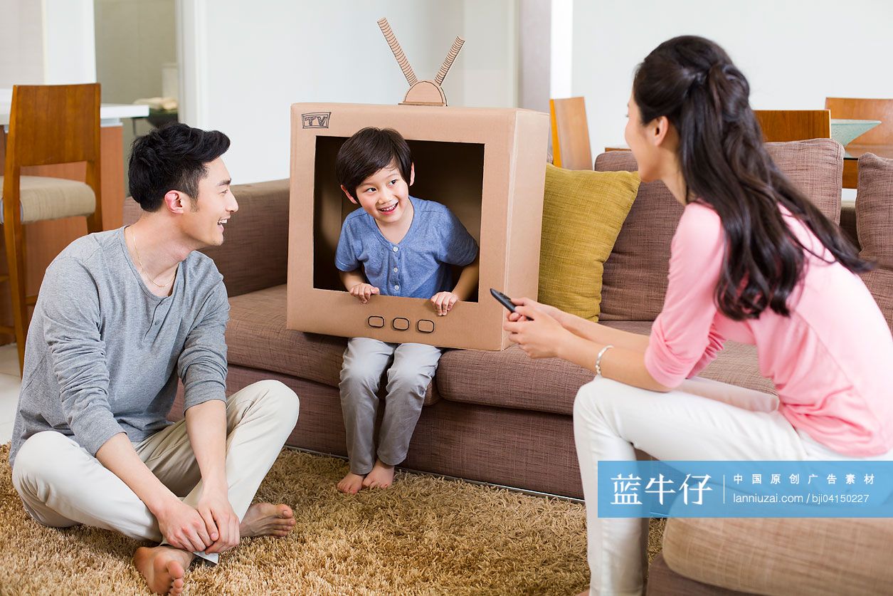 小男孩玩纸电视