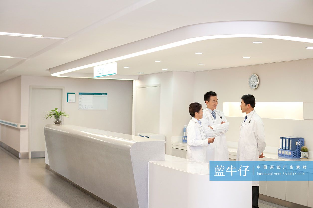 医生在医院里交谈