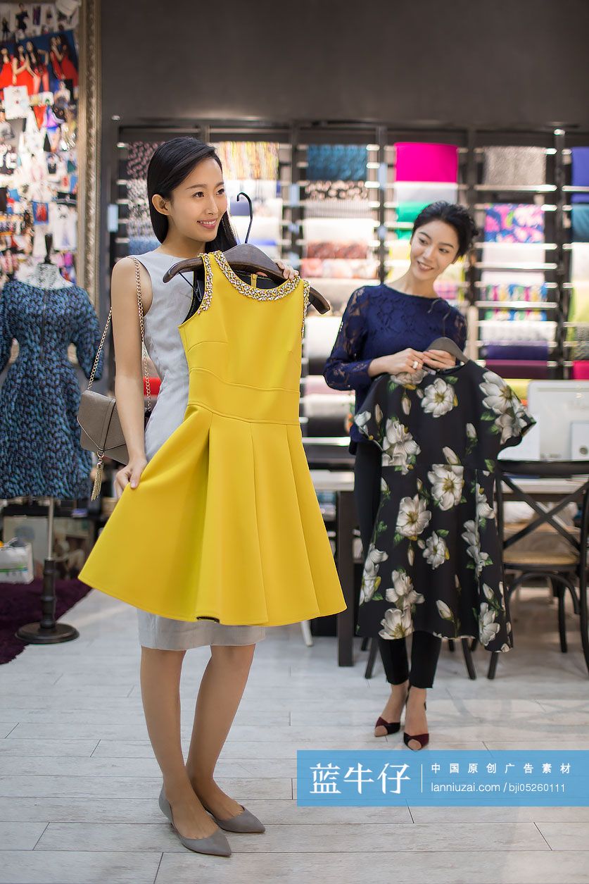 服装店店主帮助顾客挑选衣服