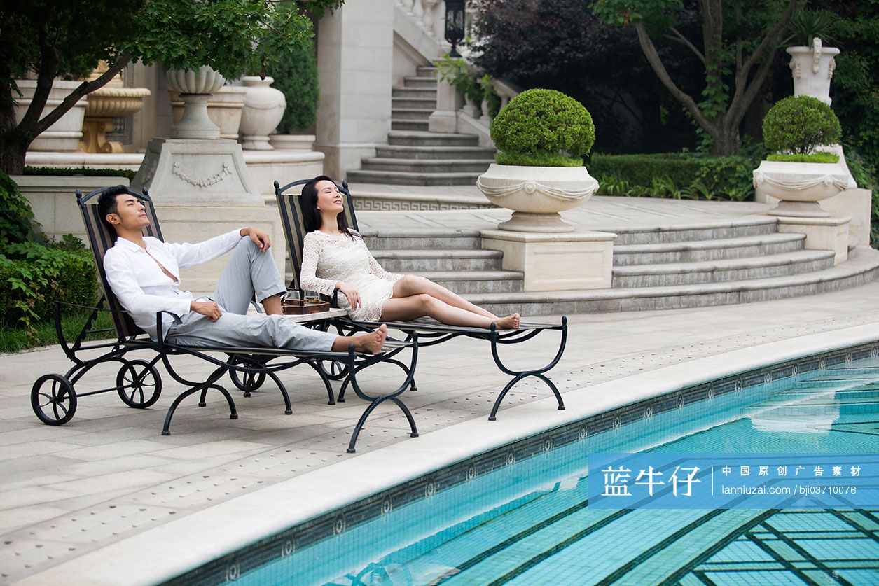 年轻情侣在躺椅上休息