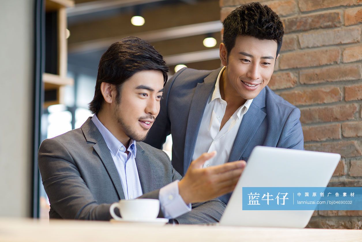 商务男士在咖啡厅使用笔记本电脑工作