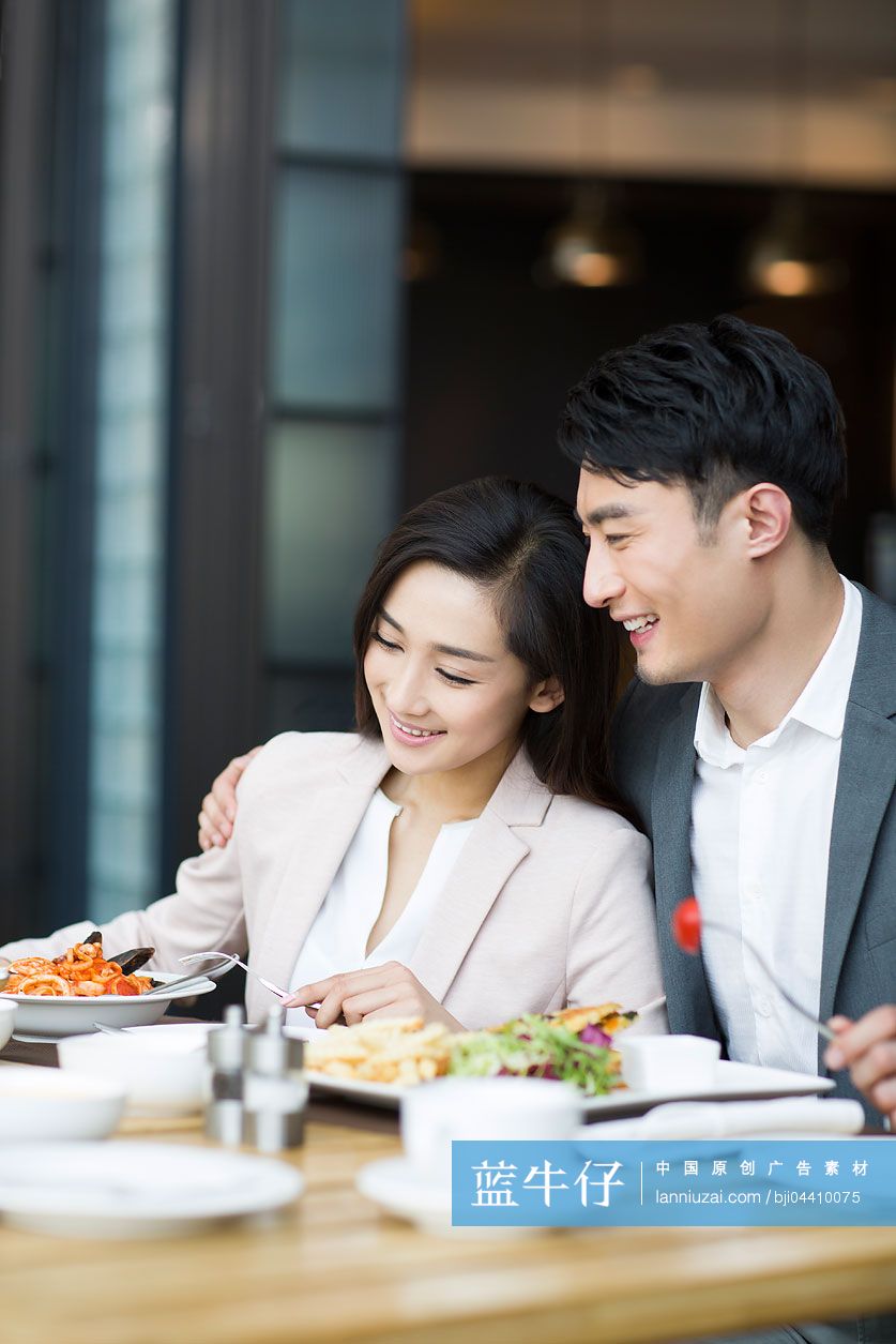 年轻情侣在餐厅里吃饭