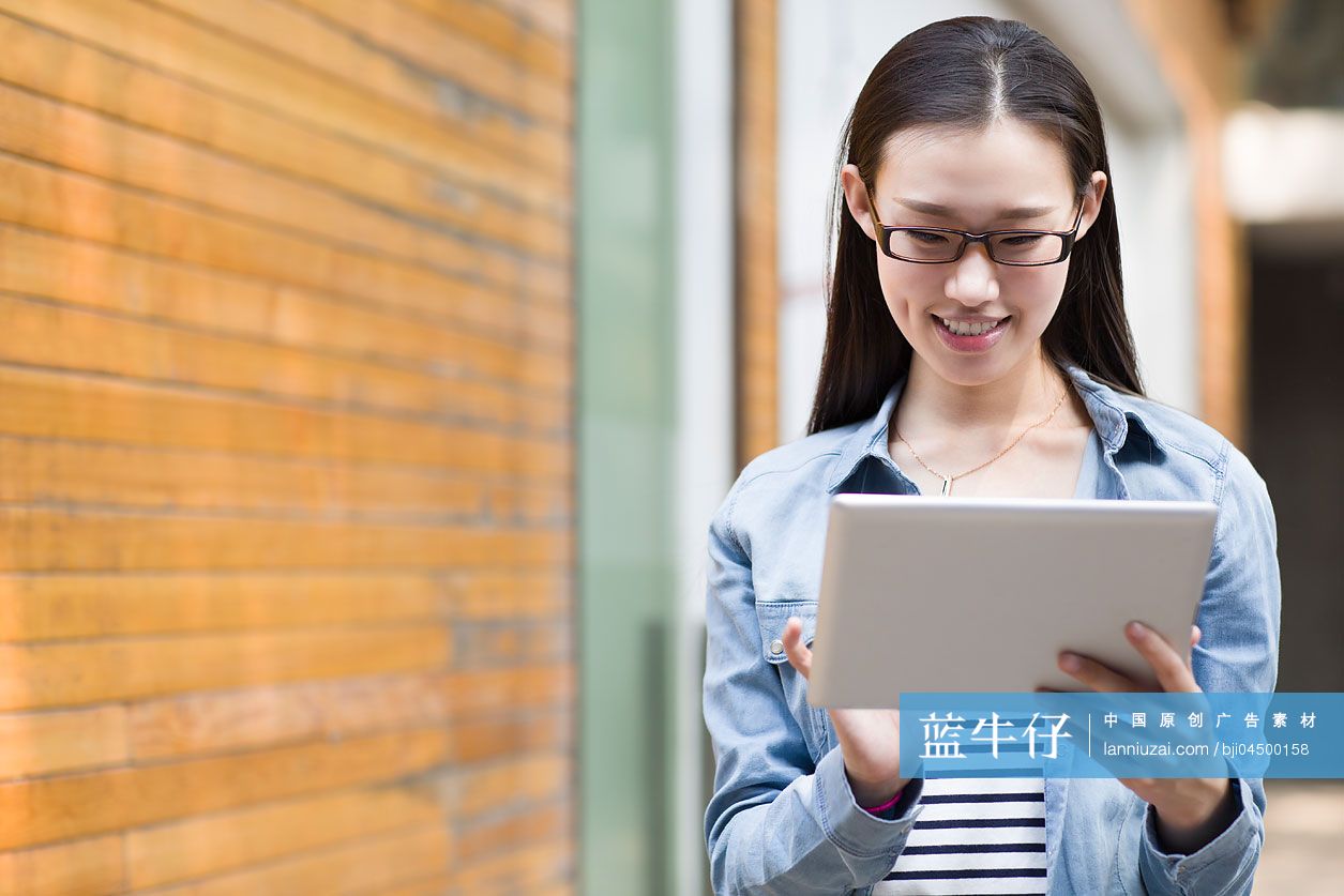 年轻女子使用平板电脑