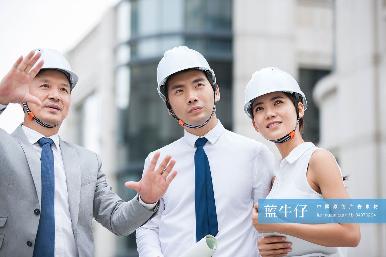 建筑设计师团队在户外讨论