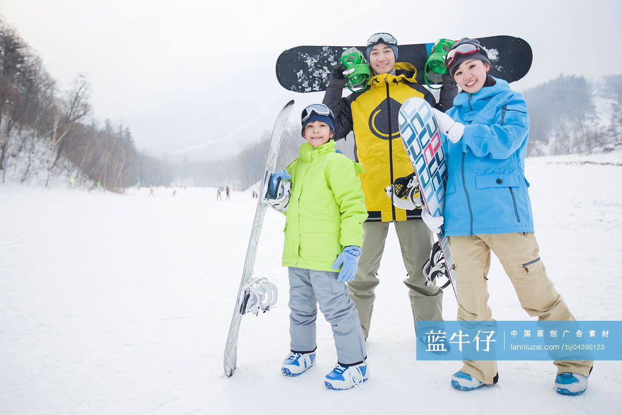 年轻家庭和滑雪板