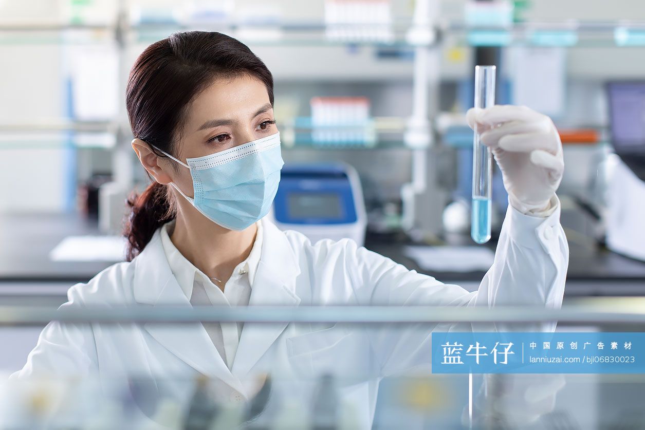 医学研究员在实验室工作