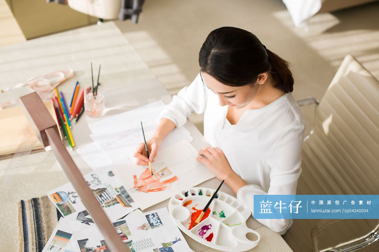 服装设计师画草图