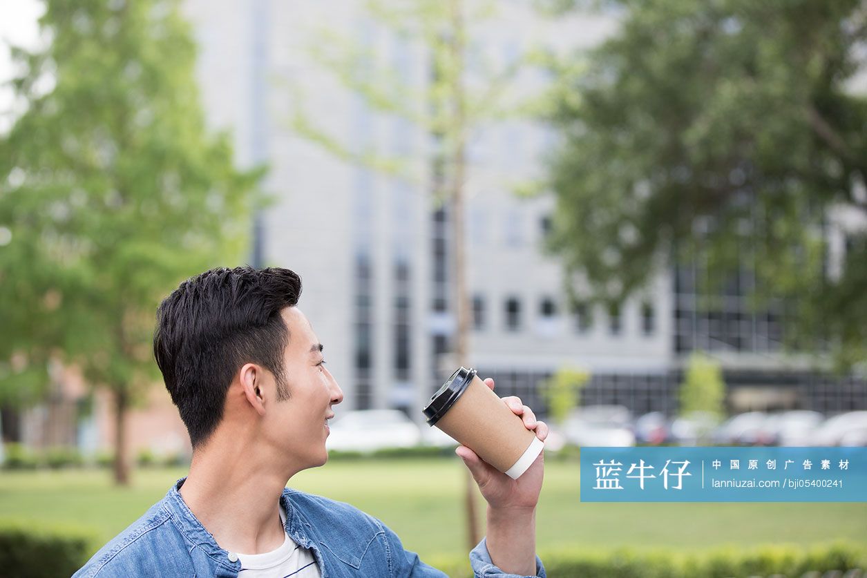 年轻男子喝咖啡