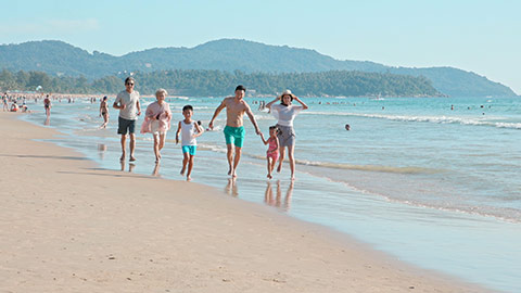快乐的家庭在海边玩耍