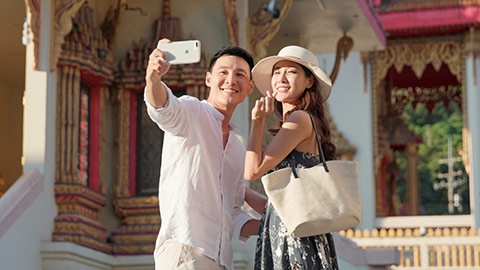 Happy young Chinese couple taking selfie,4K