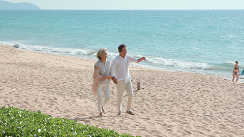快乐的老年夫妇在沙滩散步