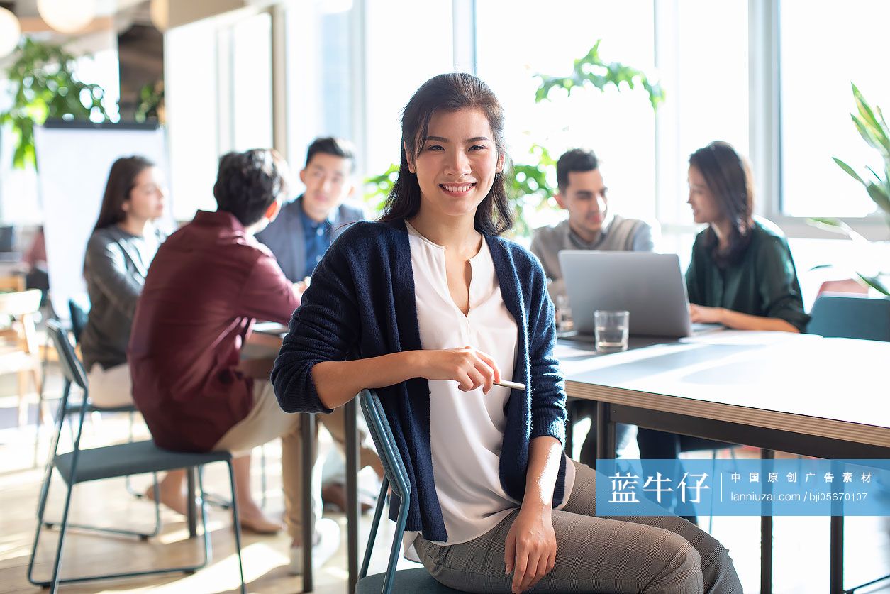 年轻大学生和同学