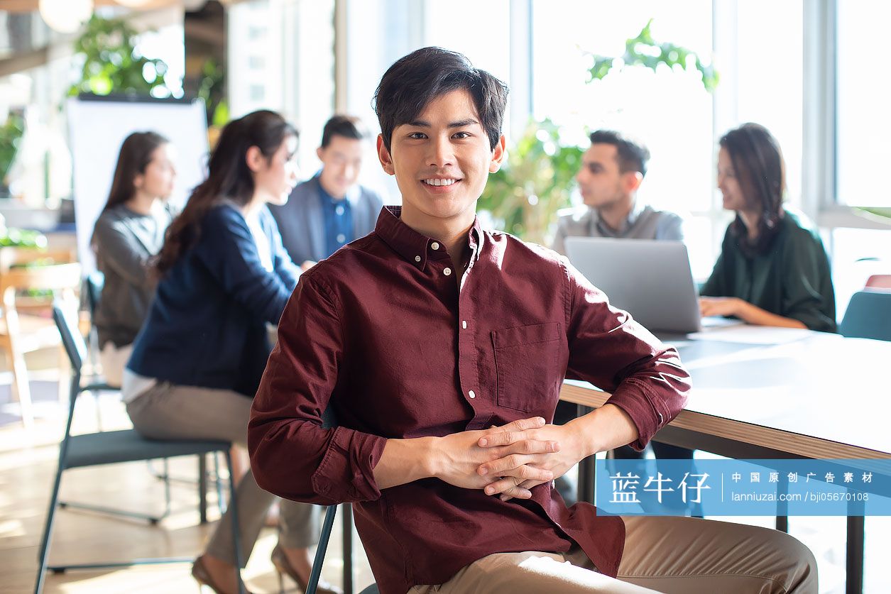 年轻大学生和同学